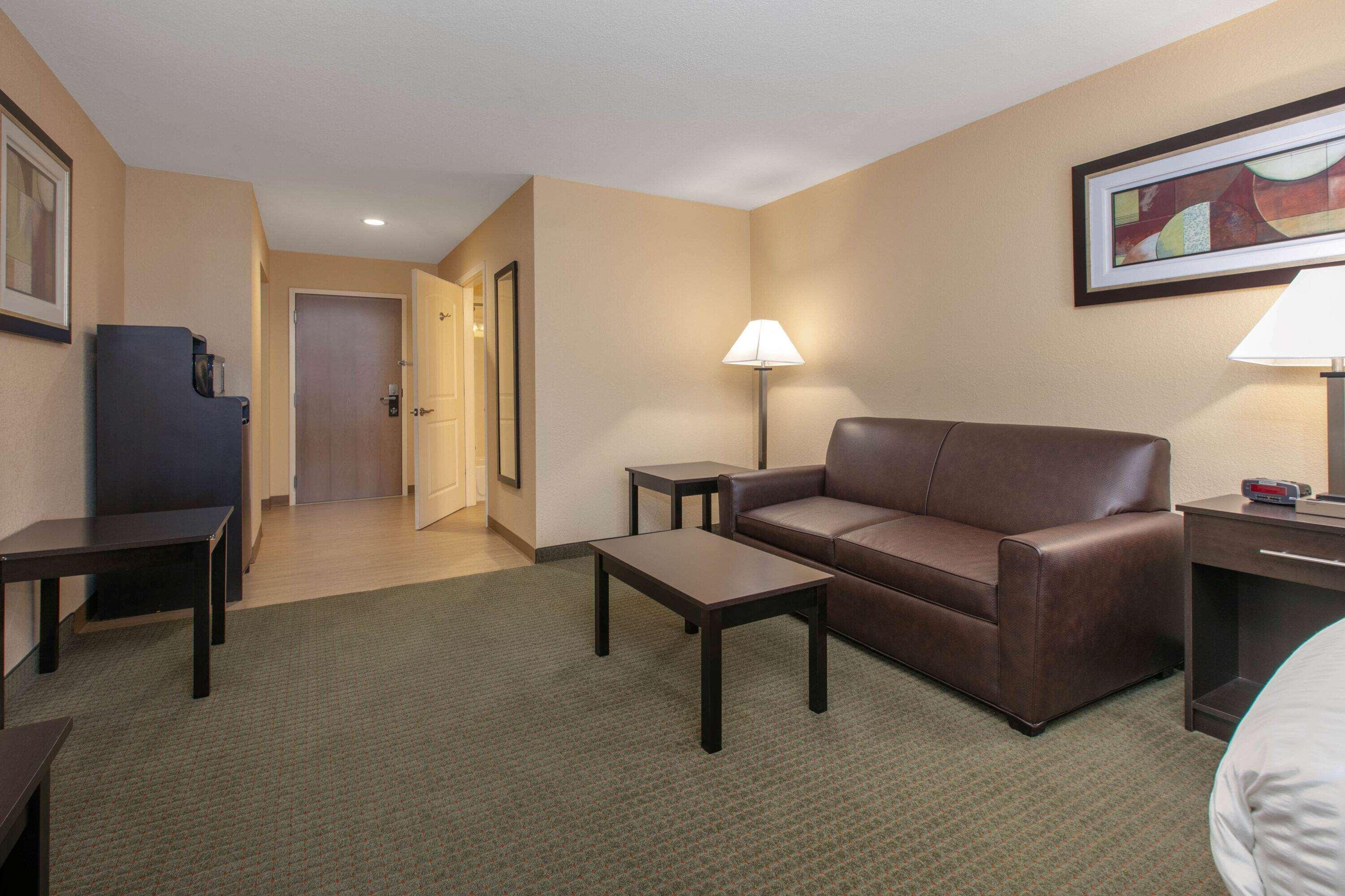 Days Inn & Suites By Wyndham Florence/Jackson Area Exteriör bild
