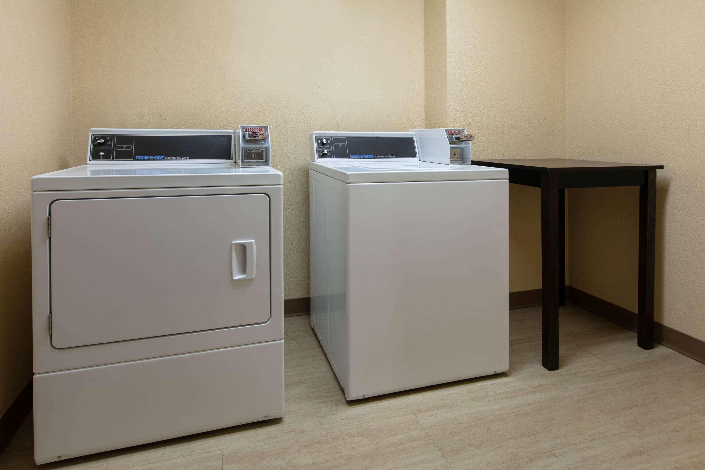 Days Inn & Suites By Wyndham Florence/Jackson Area Exteriör bild