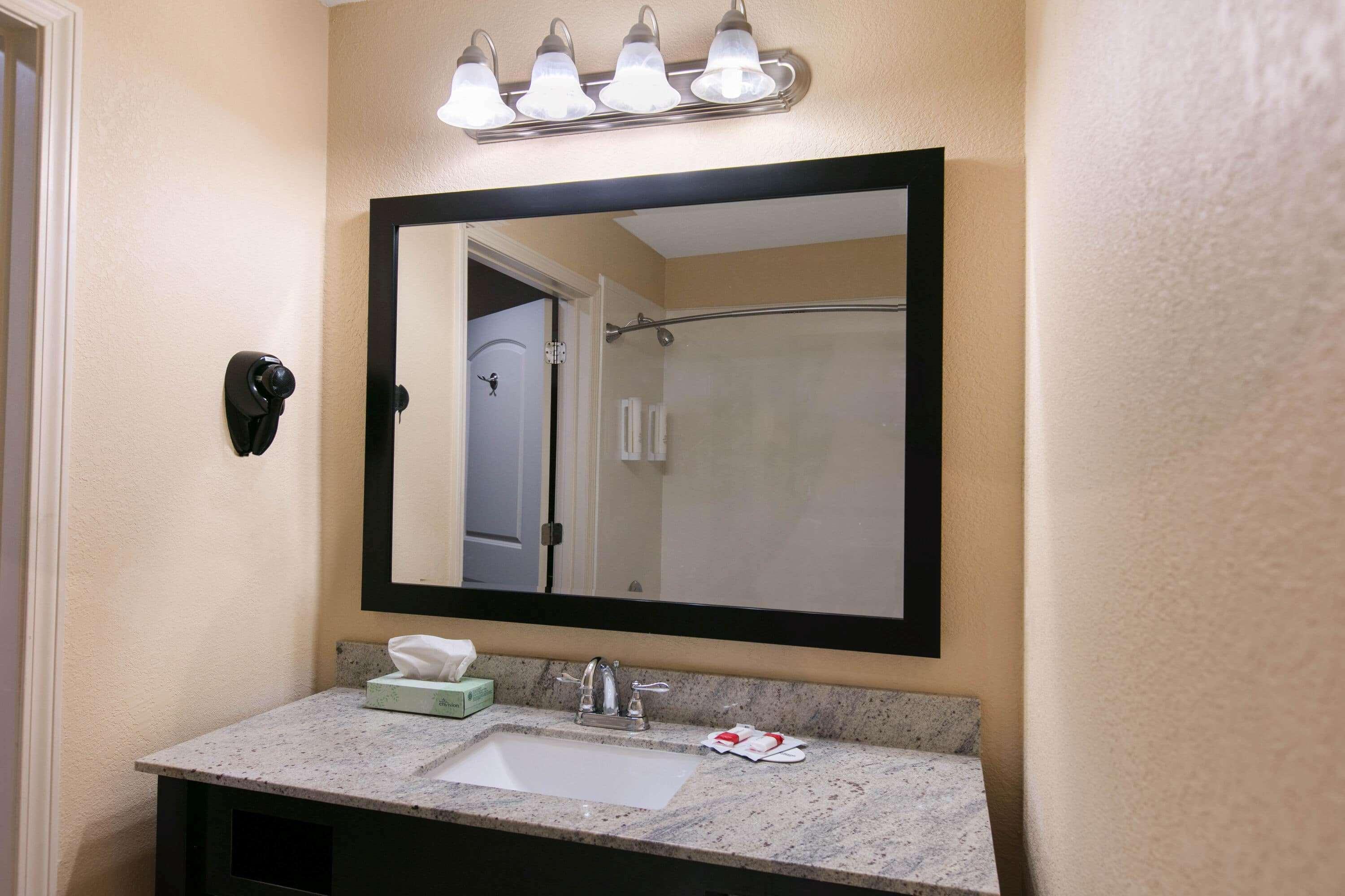 Days Inn & Suites By Wyndham Florence/Jackson Area Exteriör bild